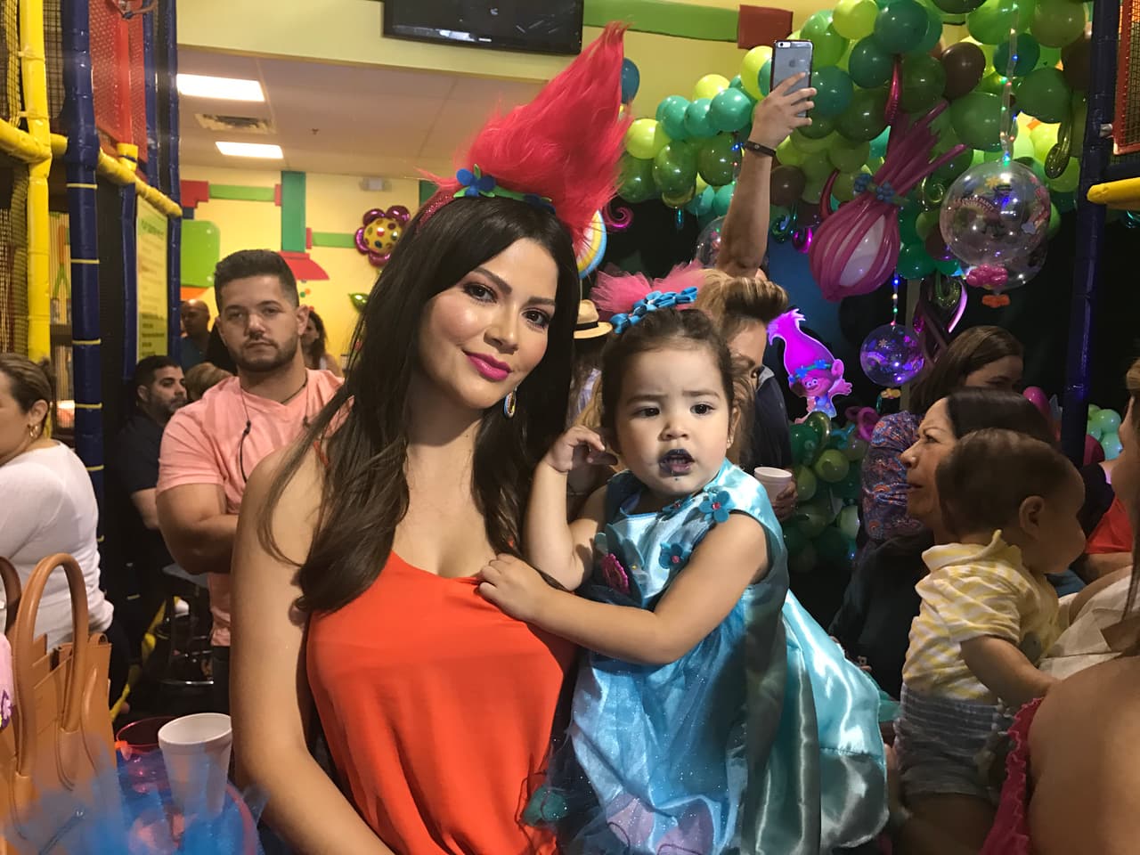 Mientras Ana posaba con su peluca rosada, Giulietta estaba atenta a los niños que le pegaban a su piñata.