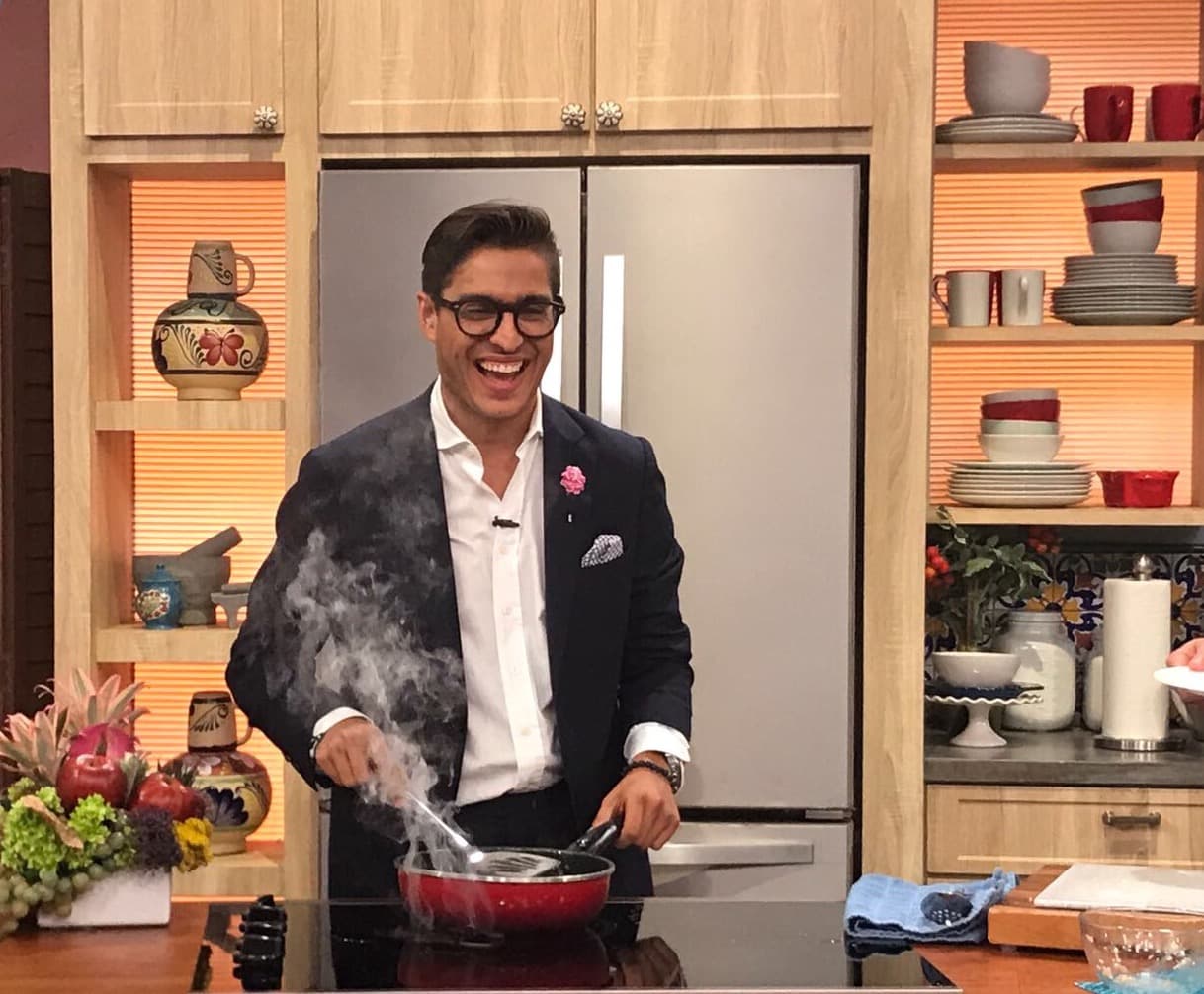 ¡Que vengan los bomberos! Rodolfo Landeros casi a punto de incediar la cocina.