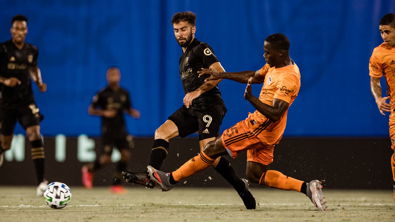 El LAFC no da por perdido ningún resultado, y en seis minutos logran empatar el partido que perdían 1-3.