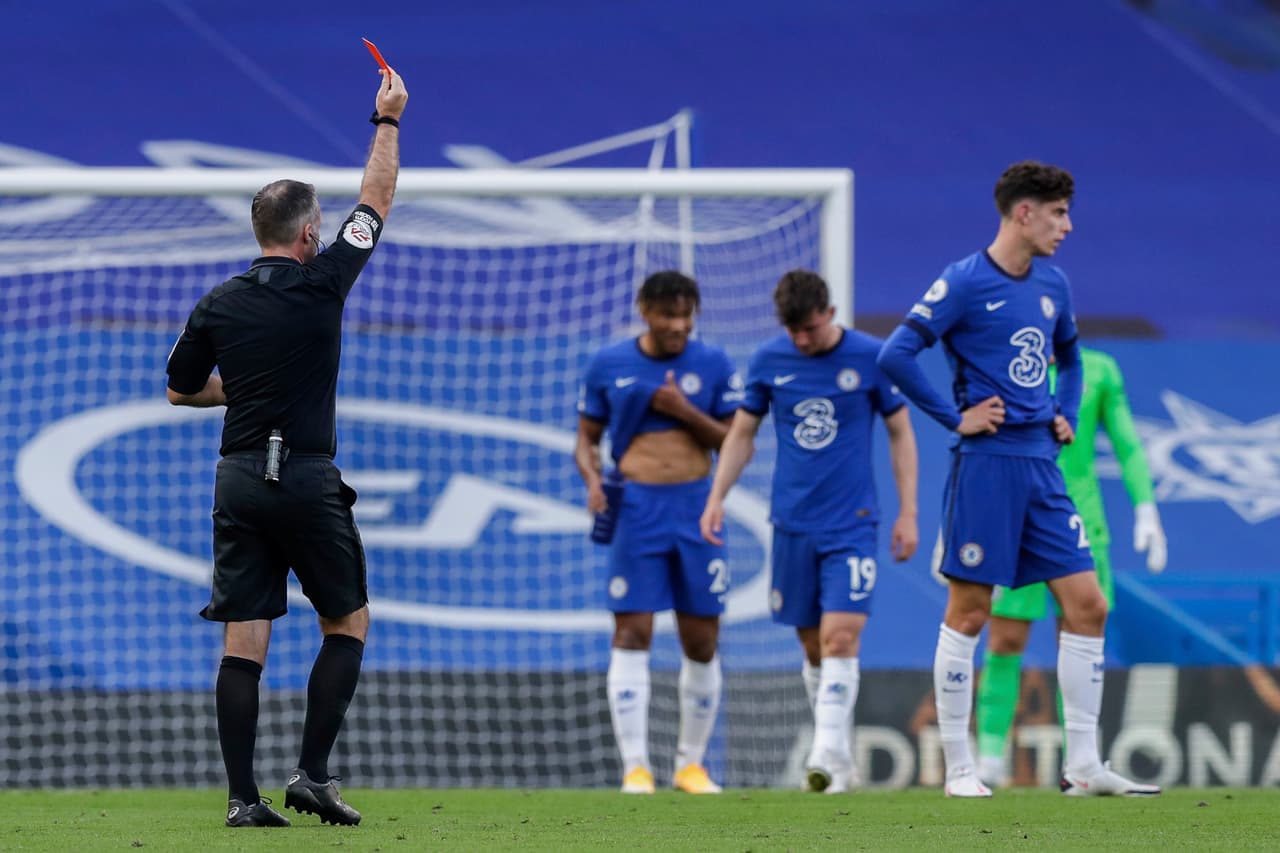 Alison detiene el disparo hacia la derecha y mantiene limpio el marcador.