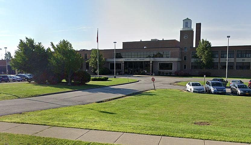 <b>Escuela Secundaria Clarence. </b> Esta escuela tuvo A en varias categorías, incluyendo Maestros, Salud y Seguridad, Académico y Clubes y Actividades. En general, Clarence obtuvo una calificación de A.
<br>
<br>