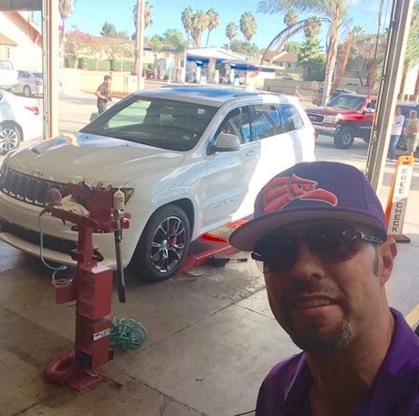 Al igual que con el Hummer H2 SUT, Esteban Loaiza ha mostrado a sus seguidores 
<b>cómo consiente a su Jeep,</b> como en esta ocasión que la llevó a servicio.