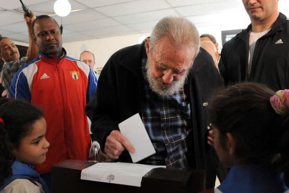 4 de febrero de 2013: El expresidente logró sorprender a propios y extraños acudiendo a votar a la jornada electoral en La Habana para dar su voto en los comicios al Parlamento y asambleas provinciales del país. Foto: AP