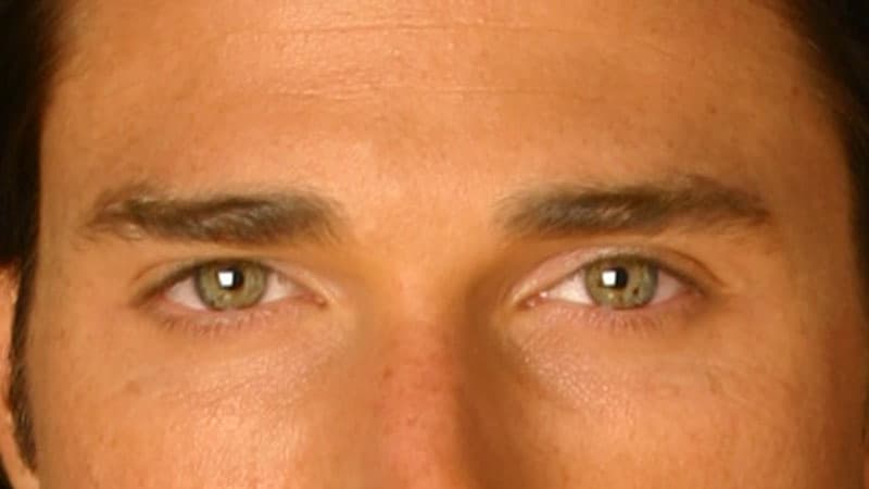 Varios personajes protagónicos respaldan esa mirada de seductor...