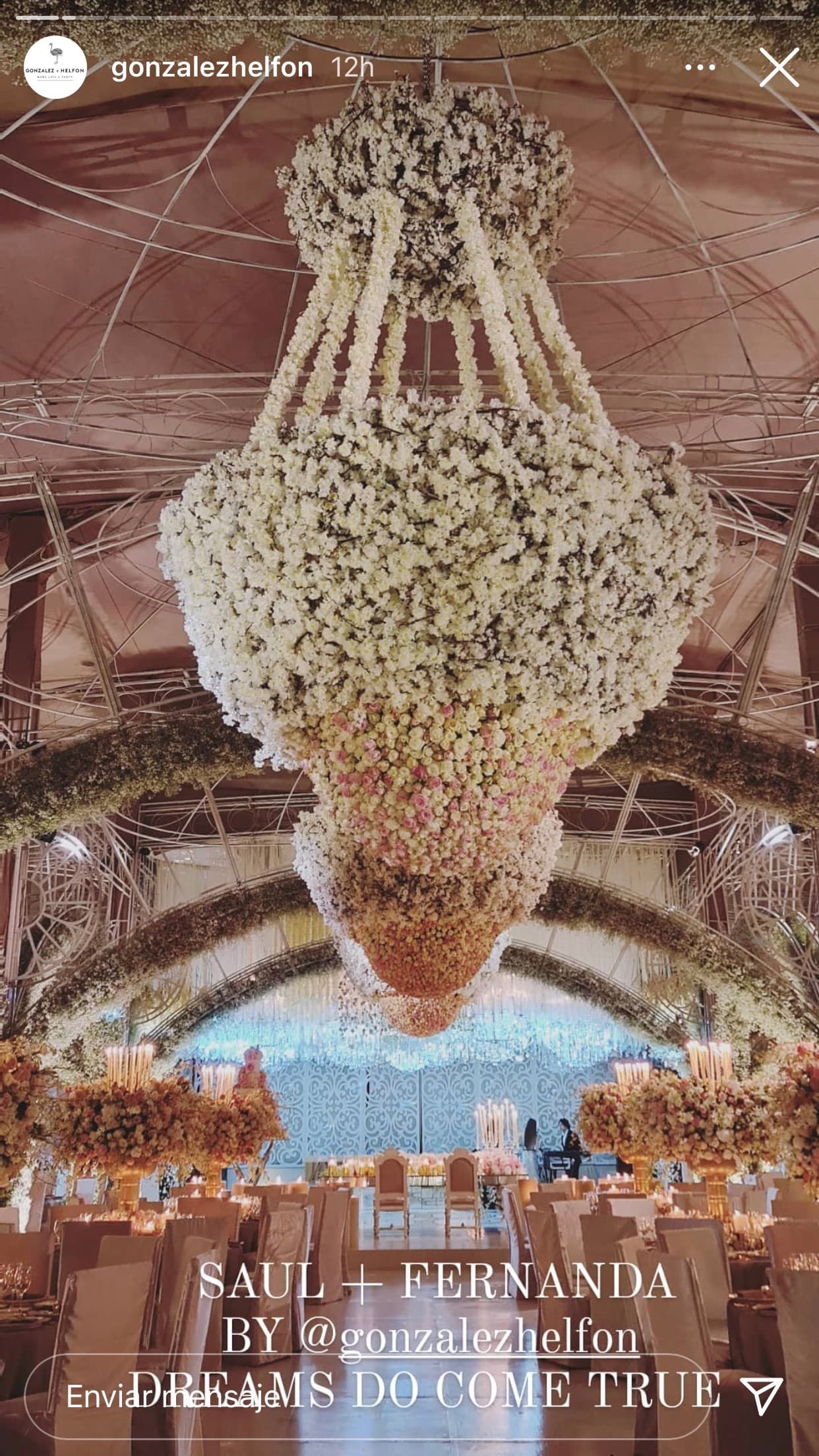 En el lugar, la fiesta corrió a cargo de la firma González + Helfon. Fue 
<b><a href="https://www.univision.com/shows/despierta-america/imagenes-de-los-preparativos-para-la-espectacular-boda-religiosa-de-canelo-y-fernanda-gomez-video?_ga=2.3074096.1202118362.1621779453-1502666978.1614543559" target="_blank">una lujosa decoración</a></b> en donde destacaron cientos de flores por todos lados: desde adornando las mesas hasta colgando de lo alto de los toldos simulando grandes candelabros. 
<br>