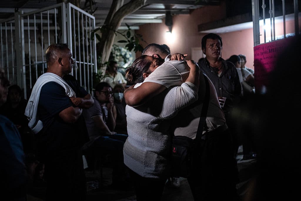 La familia de América Yamileth Sánchez no ofreció expresiones sobre
<b><a href="https://www.univision.com/local/nueva-york-wxtv/identifican-a-los-muertos-en-el-choque-del-buque-escuela-de-mexico-contra-el-puente-de-brooklyn" target="_blank">la forma en que la cadete perdió la vida</a></b>. Se supo que la joven estaba en uno de los mástiles que se quebró con el impacto del buque escuela Cuauhtémoc
<b>contra el puente de Brooklyn</b>, en la ciudad de Nueva York.
<br>
<br>Subir a los mástiles, a saludar al entrar o salir de un puerto,
<b>es una práctica ceremonial</b>. “Es una muestra de disciplina, destreza y respeto,
<b>común en veleros escuela</b>”, explicó Rodolfo Hernández Sayago.