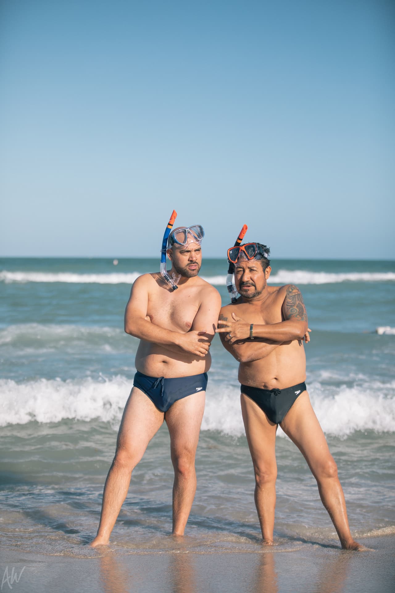 El Pelón y El Feo la observan para aprender cómo posar ante la cámara...