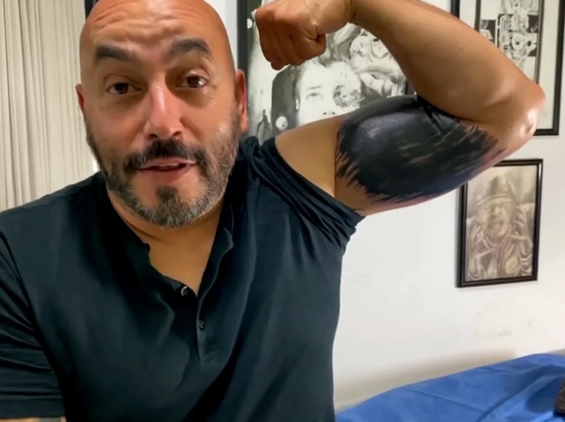 Contó que ante descabellada petición, el artista Tanke Rules, quien hizo el trabajo, se negó y le sugirió otras obras entre ellas "un barrilito, un árbol o una calavera", sin embargo, optó por plasmar la sugerencia de su hijo.