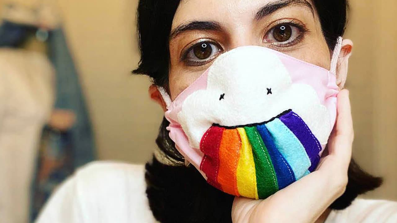 Una nube la cual arroja un arcoíris es uno de los creativos diseños de mascarillas de Jessica McMahon.