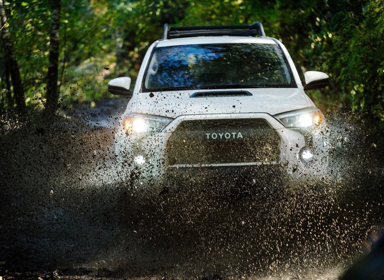 <h3 class="cms-H3-H3"><b>SUV mediana</b></h3>
<br>
<br>
<b>Vehículo dominante:</b> Toyota 4Runner
<br>
<b>Porcentaje de unidades vendidas con más de 200k millas:</b> 3.9%
<br>
<b>Comparado con el promedio del segmento:</b> 3.9x
<br>
<br>La Toyota 4Runner también es reconocida por su durabilidad. Además, ofrece un amplio espacio de carga y una tercera fila de asientos opcional para quienes desean un vehículo familiar resistente, sin tener que adquirir una SUV de tamaño completo.