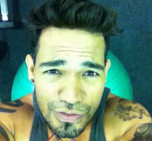 Jacob Yebalé, maquillista de cabecera de Jenni Rivera, también murió esa madrugada durante el percance. Él era originario de Acapulco, Guerrero, pero fue sepultado en el municipio de Valle de Guadalupe, Jalisco.