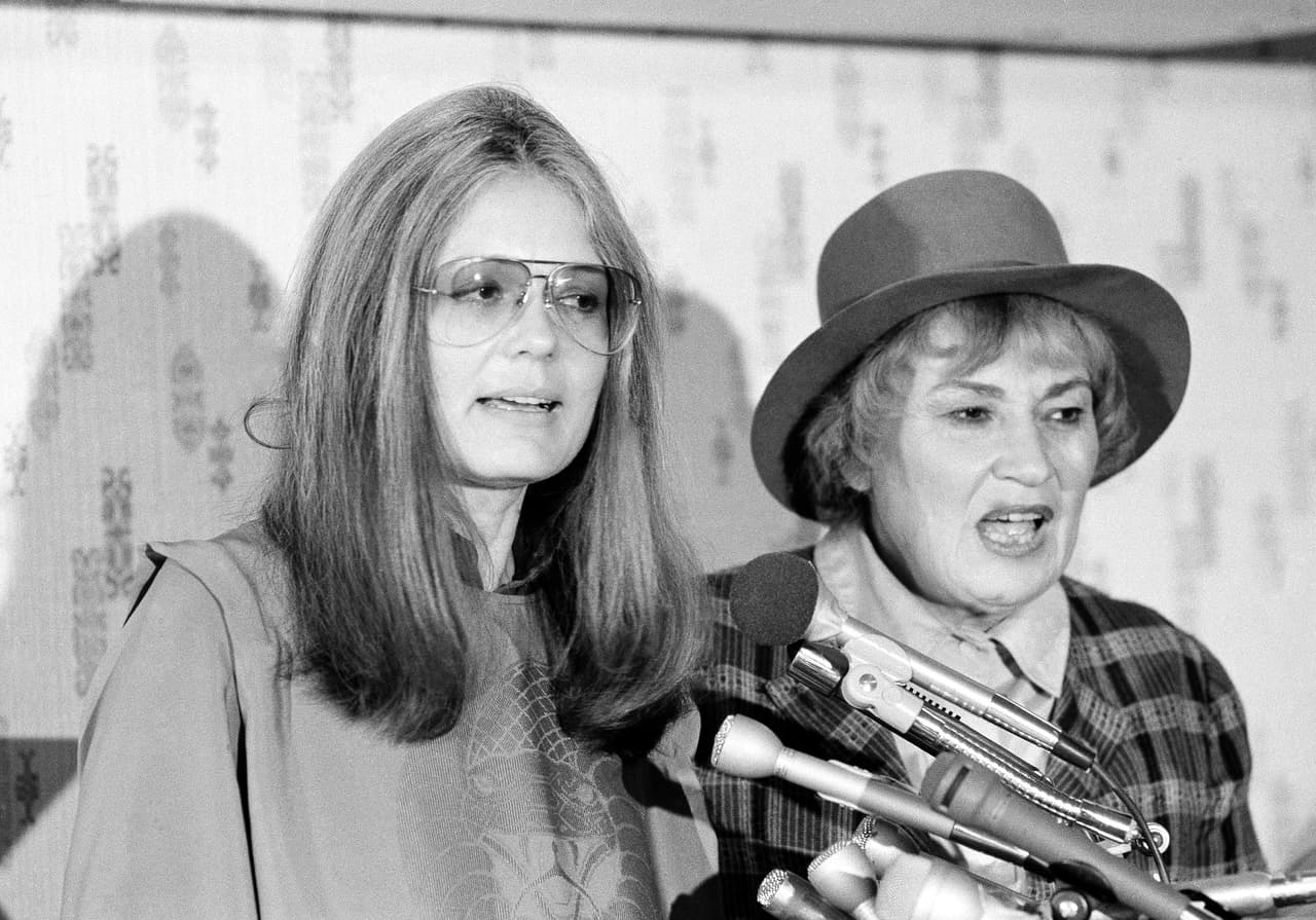 Pero las páginas no le bastaban. Steinem empezó a reunir esfuerzos con otras mujeres para convertir las ideas en organizaciones. Participó en la fundación del National Women's Political Caucus y de la Women's Action Alliance, mientras el movimiento feminista buscaba también ganar espacio en la política y en la vida cotidiana.
<br>
