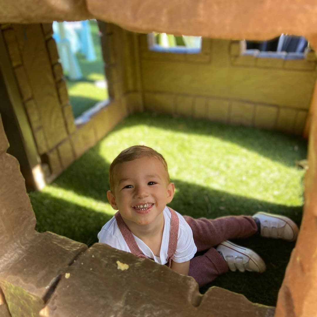 "Ese bebé tiene un carisma que es imposible dejar de verlo. Está precioso", se lee en los comentarios bajo la secuencia de fotos.