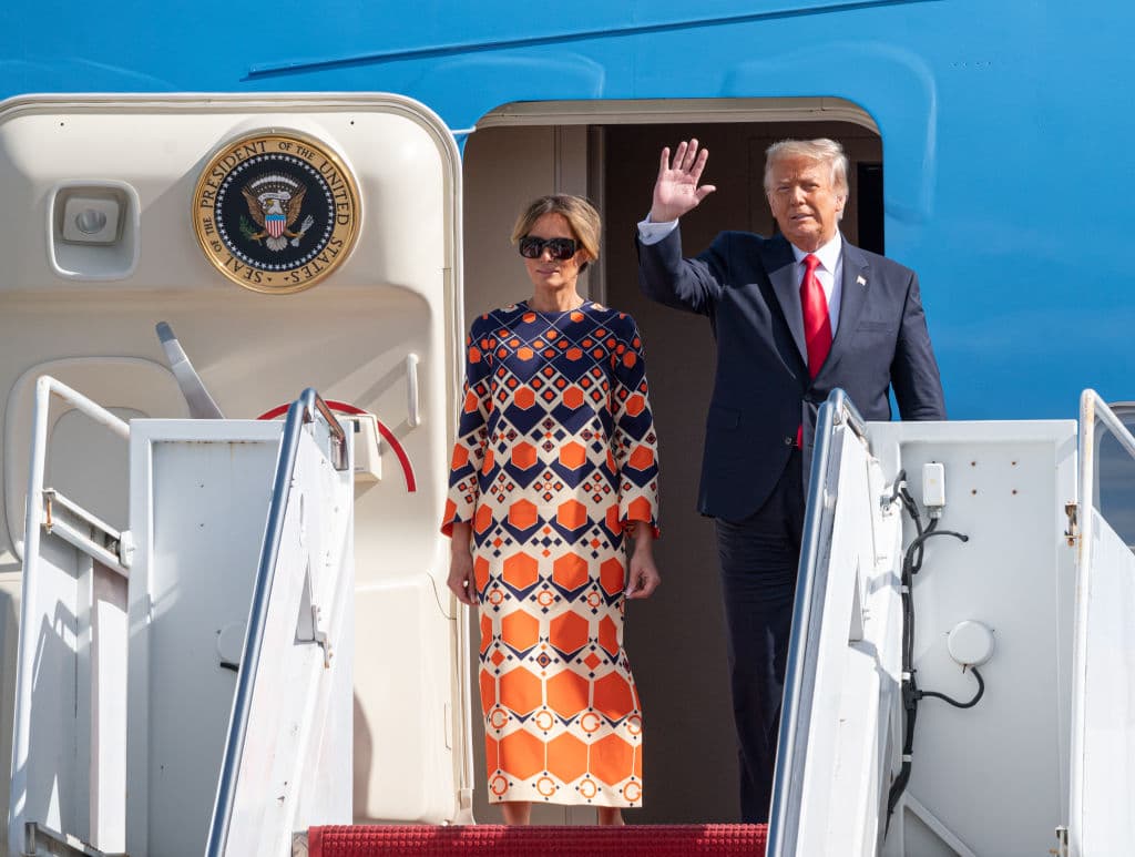 Mientras tanto, Donald Trump y Melania, quienes no estuvieron en la ceremonia inaugural, ni tampoco recibieron en la Casa Blanca a Joe Biden, viajaron rumbo a Florida antes de comenzar el histórico evento.
