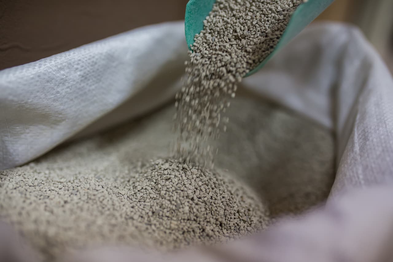 <h3 class="cms-H3-H3"><b>Bolsas de arena</b></h3>
<br>
<br>En caso te quedes atascado en la nieve o el hielo, puedes esparcir arena debajo de los neumáticos para aumentar su tracción y salir del atolladero. Una opción más barata y más fácil de conseguir es arena para gatos. Solo asegúrate que esta no sea aglutinante.
<br>