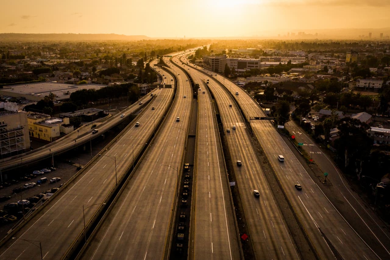 <b>Hora Pico. </b>Una de las caóticas autopistas de Los Ángeles casi totalmente vacía a la hora de mayor tráfico, en un día donde había orden de confinamiento por la pandemia. Esta fue una de las fotografías que se destacó en una categoría extraordinaria del premio Drone Photo Awards 2020: “la vida en el covid-19”.