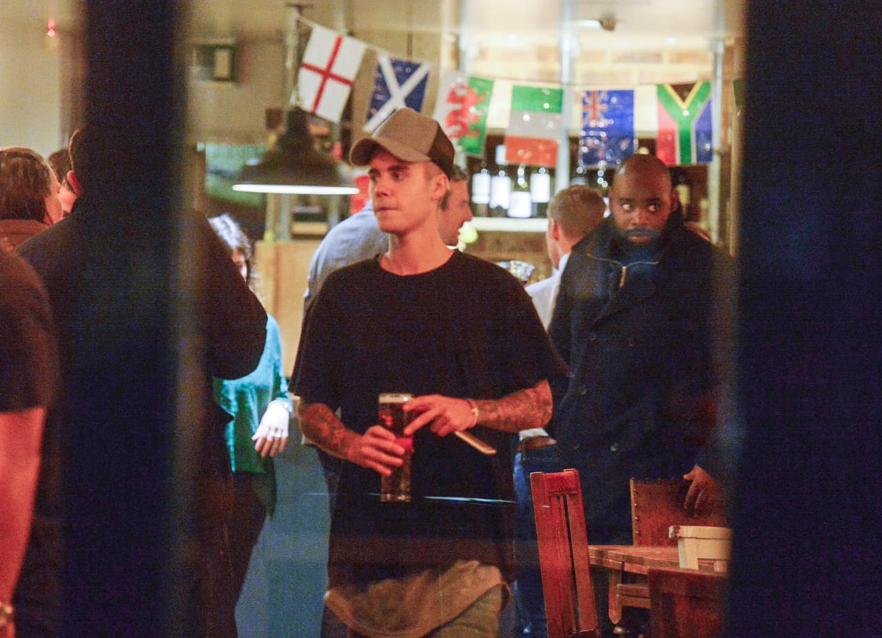 Justin disfruta de Londres con cerveza en mano 