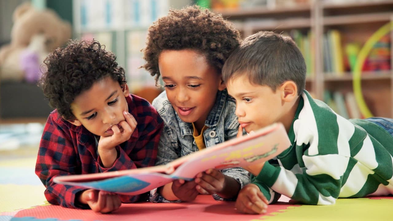 <b>En el área de Fort Worth</b>, existe 
<a href="https://ina.fwisd.org/" target="_blank">International Newcomer Academy</a>, una escuela completa que 
<b>atiende a estudiantes de secundaria y preparatoria recién llegados</b>. Aquí no solo aprenden inglés, también reciben 
<b>matemáticas, ciencias e historia con maestros especializados en apoyar a quienes todavía no dominan el idioma.</b> 
<br>
<a href="https://maps.app.goo.gl/rtkNyv2UWStw5xJFA" target="_blank">📍 3813 Valentine St, Fort Worth</a>
<br>☎️ (817) 814-7100 
<br>Además, la Biblioteca Pública de Fort Worth organiza clubes de conversación y clases gratuitas, ideales para que los jóvenes practiquen el idioma fuera del horario escolar. 🌐 fortworthtexas.gov/library