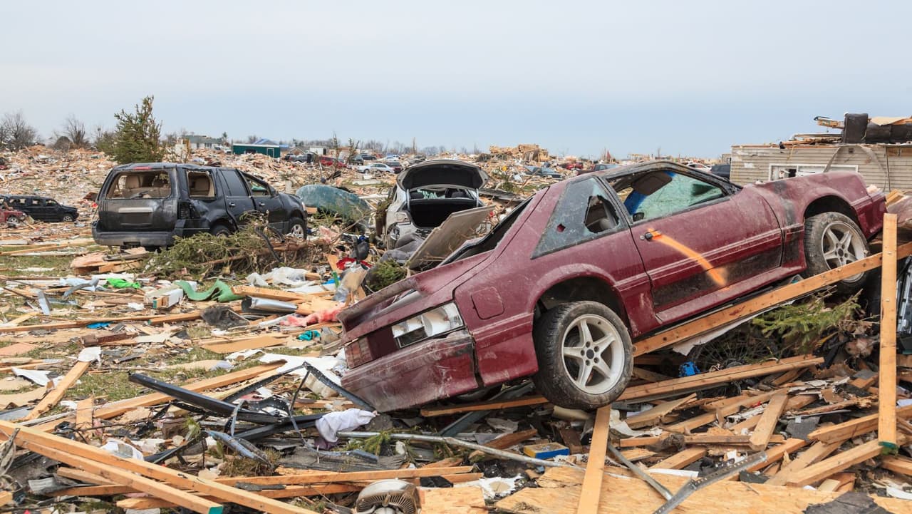 <b>NO desea estar en un automóvil o camión</b>: Estar en un vehículo durante un tornado es peligroso. Si el tornado es visible pero está lejos y el tráfico es ligero, es posible que pueda salirse de su camino moviéndose en ángulo recto con respecto a la tormenta.