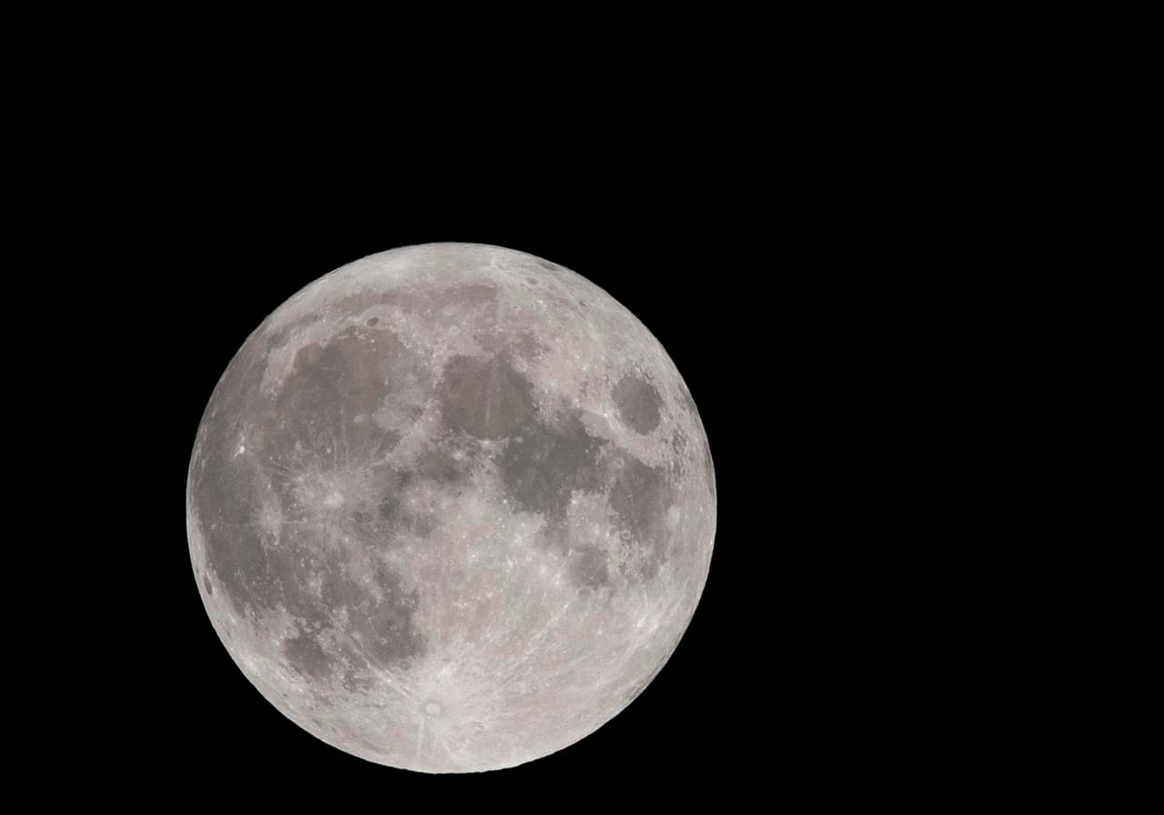 La primera luna llena del otoño se eleva entre las nubes en el cielo de Skopje, República de Macedonia del Norte.
<br>