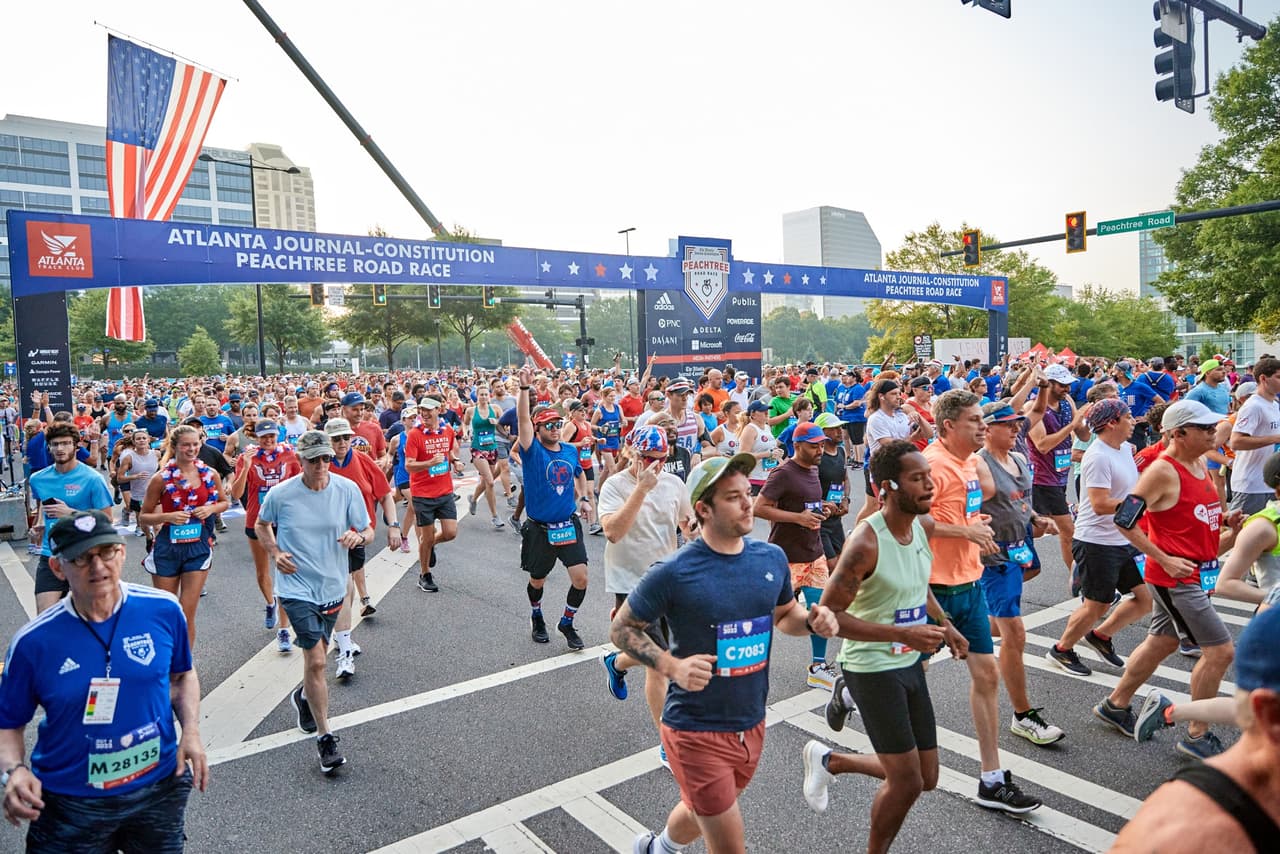 <b>Evento</b>: AJC Peachtree Road Race
<br>
<b>Fecha</b>: 4 de julio 
<br>
<b>Lugar</b>: Lenox Square. 3393 Peachtree Rd NE. Atlanta, GA. 30326
<br>
<b>Sitio web</b>: 
<a href="https://www.atlantatrackclub.org/peachtree">https://www.atlantatrackclub.org/peachtree</a> 
<br>
<br>Celebre este 4 de julio en la 54.ª carrera anual del Atlanta Journal-Constitution. Comenzando en Lenox Square y terminando en Piedmont Park, Peachtree Road Race es la carrera de 10k más grande del mundo que incluye todas las clases de corredores, según sus organizadores.