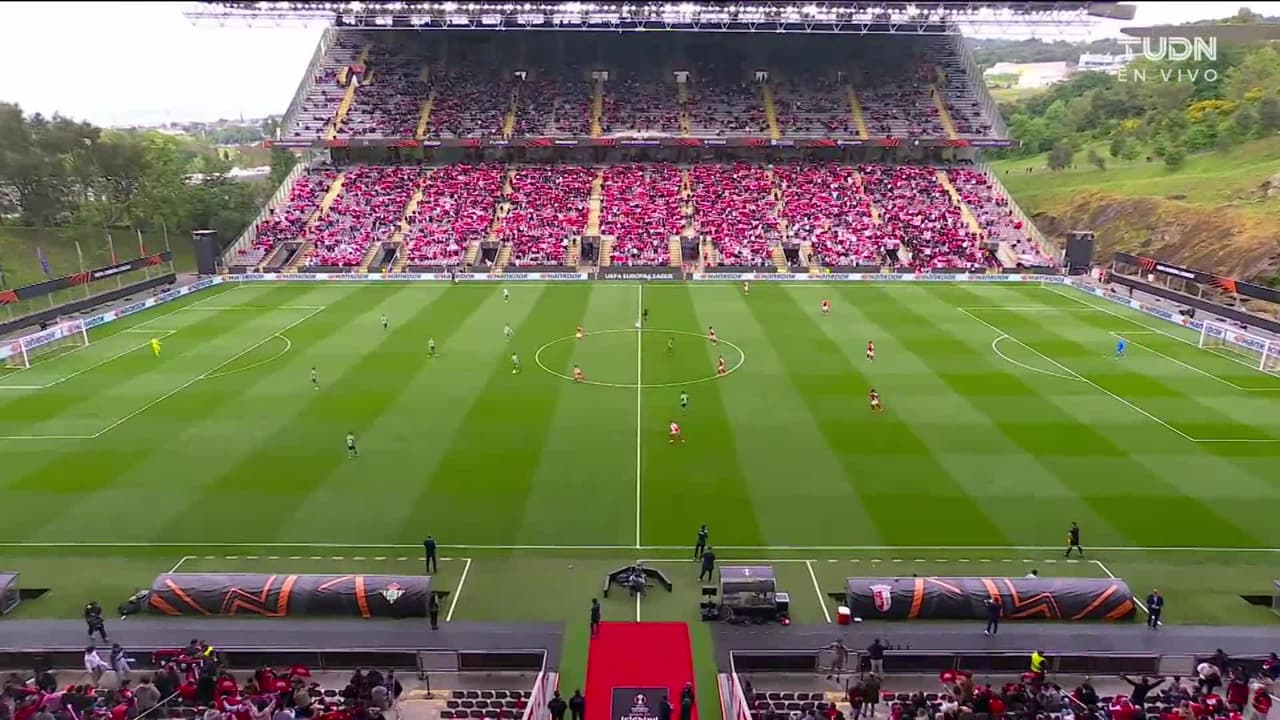 Arranca el partido y la pelota está en juego.
