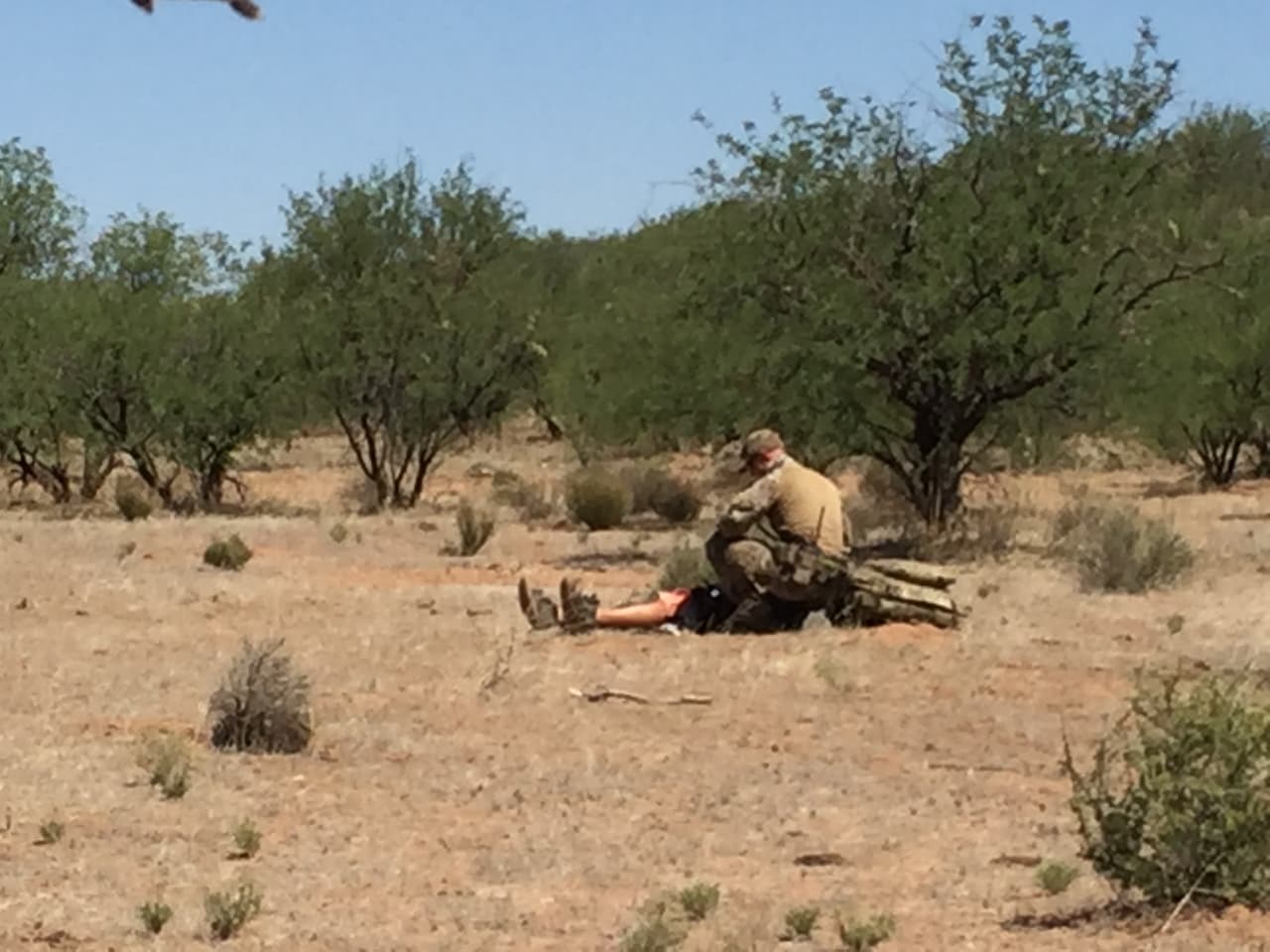 Como parte del simulacro un agente atiende a un inmigrante herido en el desierto de Arizona.