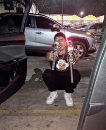 Las autoridades encontraron en el vehículo aceite de hachís, una pistola cargada y dinero en efectivo.