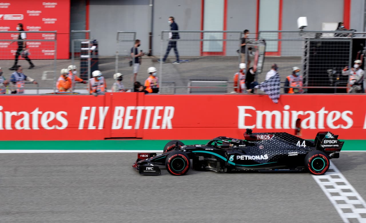 Lewis Hamilton se lleva el primer lugar en el Gran Premio de Emilia Romagna. El mexicano Sergio Pérez tuvo oportunidad de quedarse con un lugar en el podio pero Valtieri Bottas y Ricciardo fueron los pilotos ganadores. El equipo de Mercedes Benz queda campéon de constructores 2020.