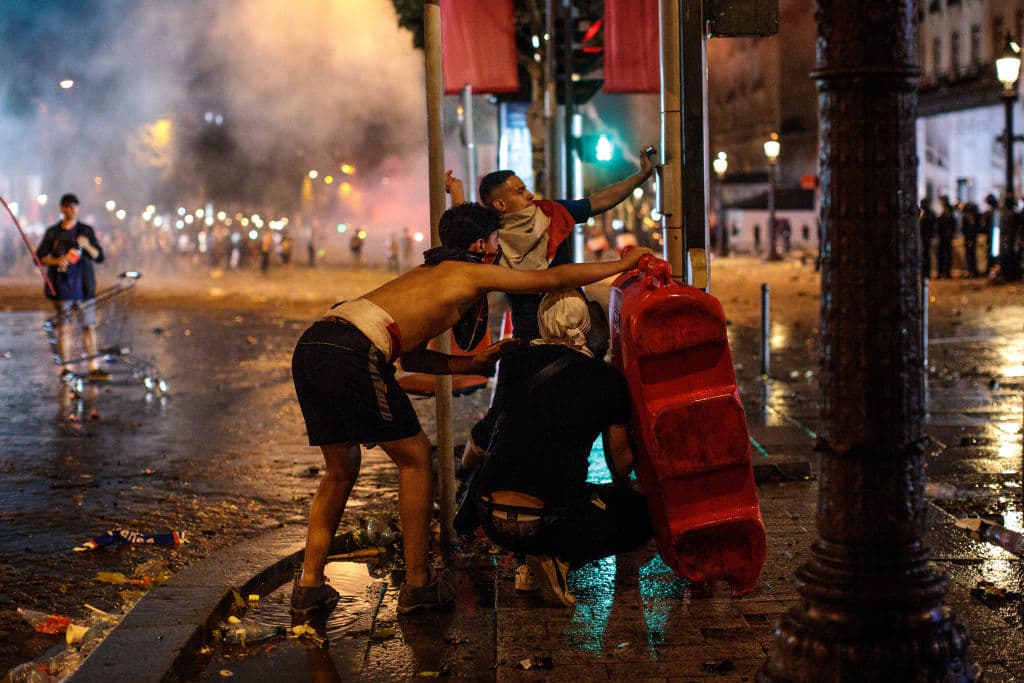 La madrugada en París fue escenario de enfrentamientos entre la Policía y cientos de personas tras la celebración del título de Francia en el Mundial de Rusia 2018.