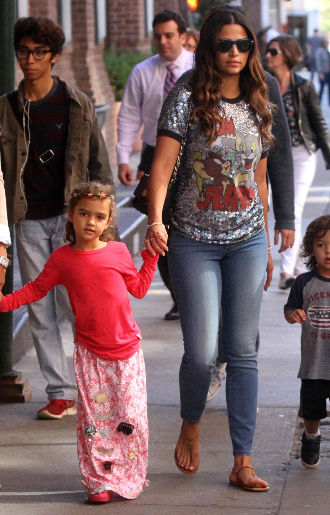 La modelo brasileña salió a pasear con sus nenes, Levi, Vida y Livingston.