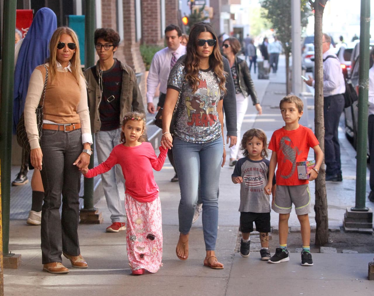 La modelo brasileña salió a pasear con sus nenes, Levi, Vida y Livingston.