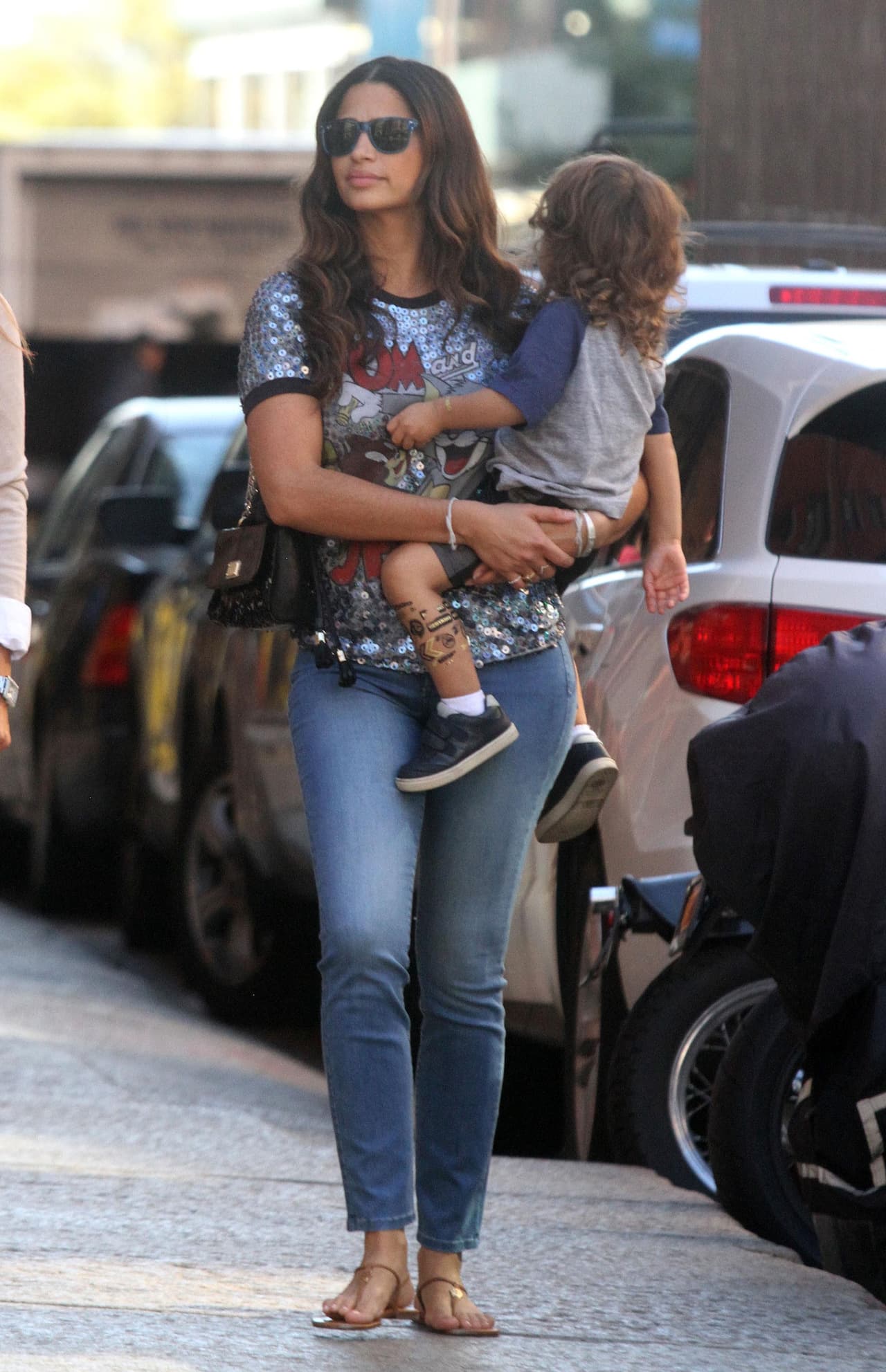 La modelo brasileña salió a pasear con sus nenes, Levi, Vida y Livingston.