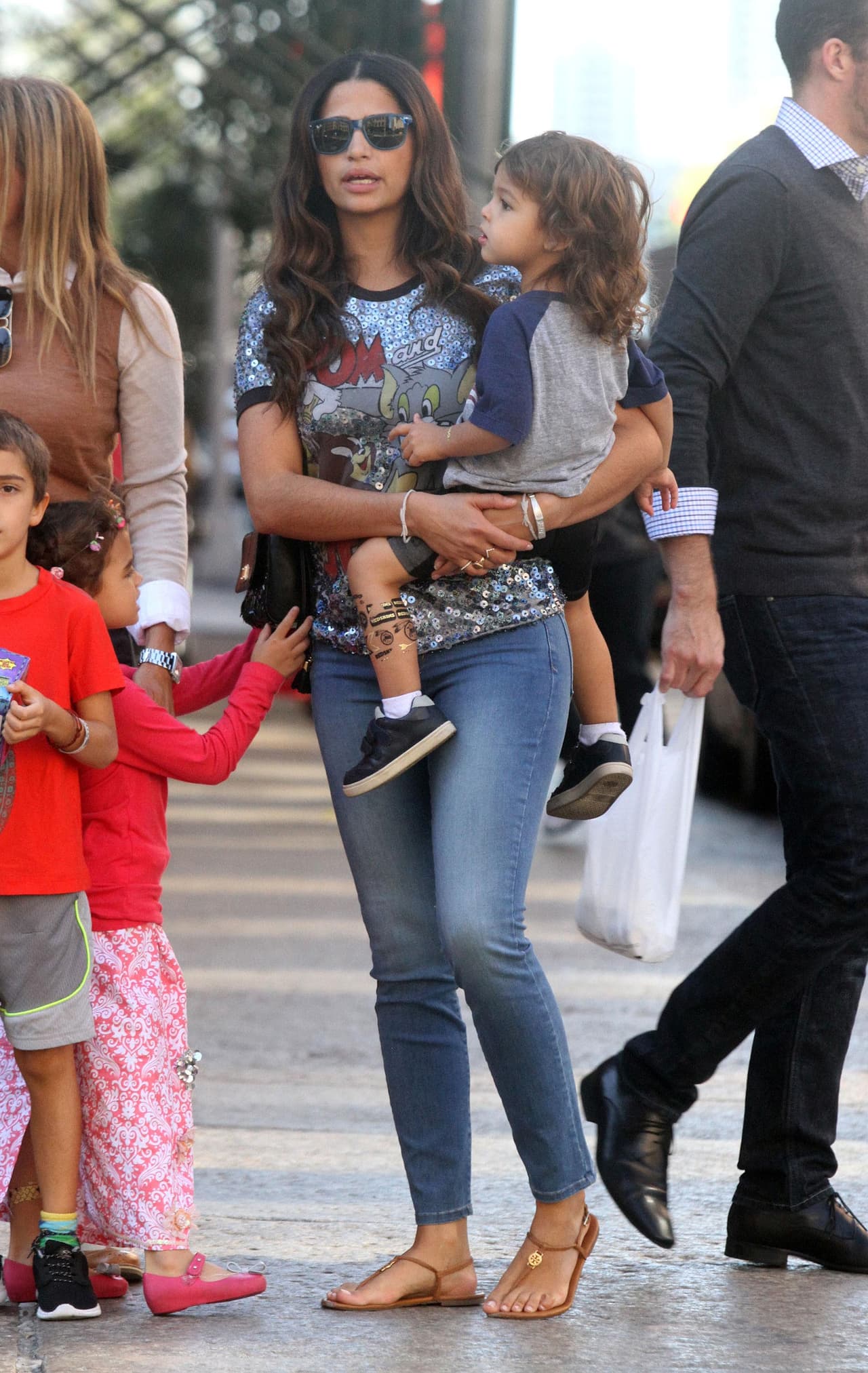 La modelo brasileña salió a pasear con sus nenes, Levi, Vida y Livingston.