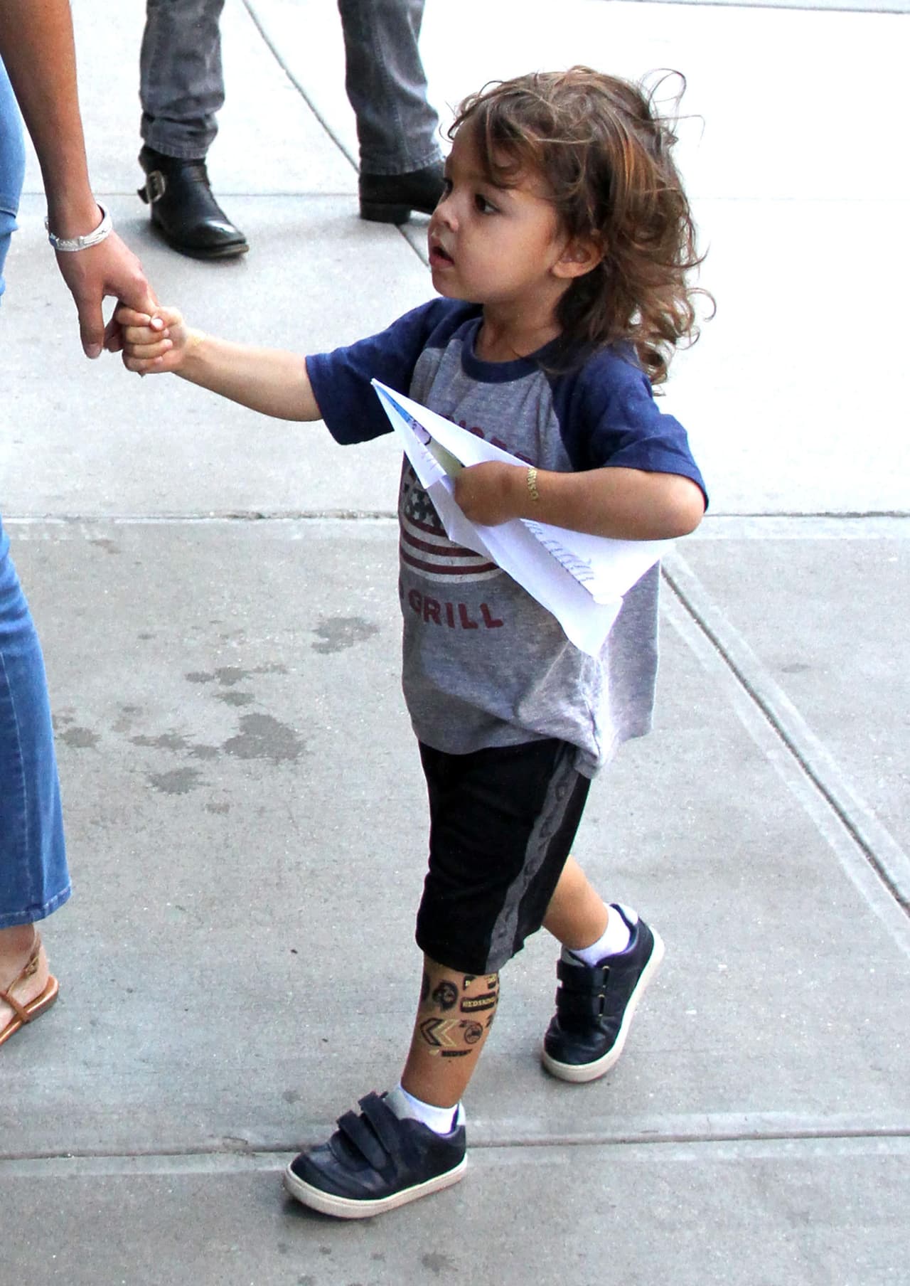 Con un avioncito de papel