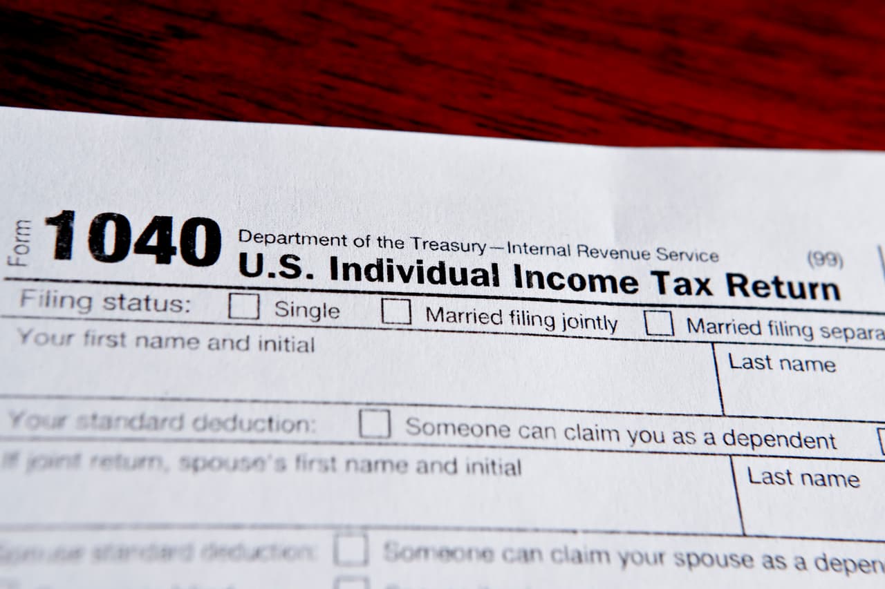 Es importante recordar que nunca debe firmar una declaración o un formulario de impuestos en blanco.