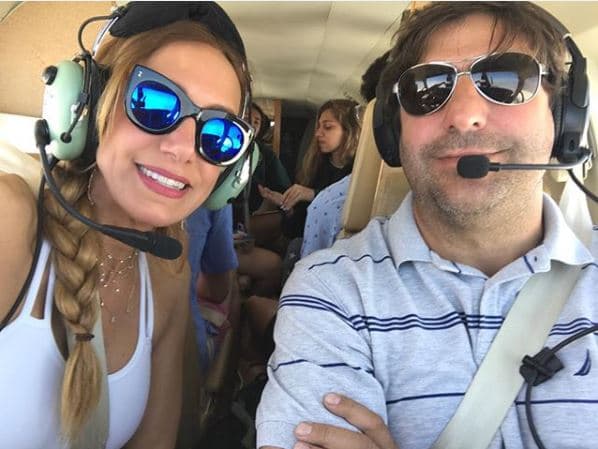 Nuestra Flaca prefiere ir de copiloto en este corto viaje hasta Las Bahamas.