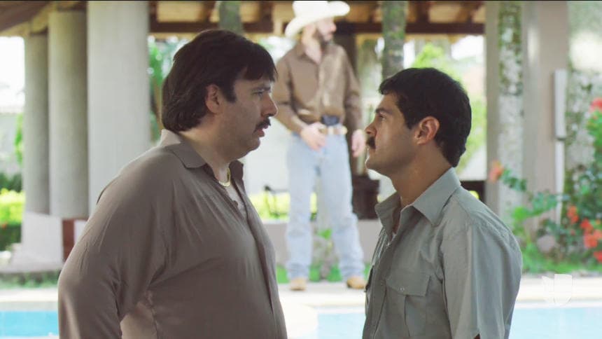 In season 1, ‘El Chapo’ and Amado started having differences when Joaquín Guzmán asked Miguel Ángel for a chance to show him a new way to handle Amado’s business: cocaine crossings.