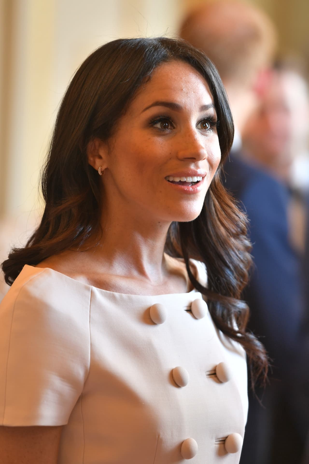 <b>26 de junio, 2018. </b>Meghan llevó un maquillaje con 
<i>contouring</i> cobrizo en las mejillas, mucho más marcado que en otras ocasiones (incluso el día de su boda). También usó un peinado con ondas suaves en las puntas y partido a la mitad, un estilo que le hemos visto más a Kate Middleton.