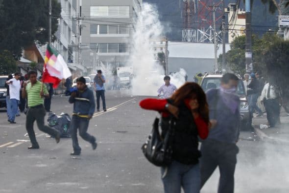 Las medidas se adoptaron luego de que el jueves pasado, policías del principal cuartel de la ciudad, el Regimiento Quito, agredieron al mandatario cuando acudió a intentar apaciguar una protesta por una ley que los uniformados temían les redujera los beneficios laborales.