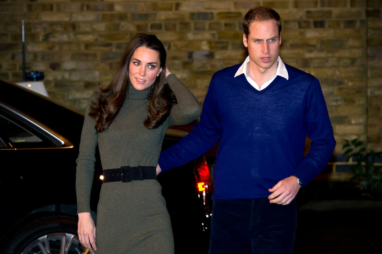 En el 2001 inició una relación con Kate Middleton, su compañera en la universidad.