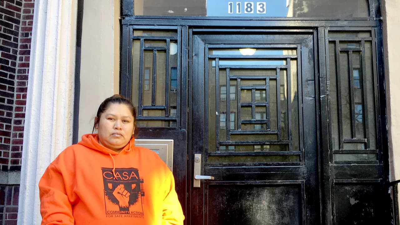 Esta hispana relata cómo es vivir en un edificio de uno de "los 10 peores caseros de Nueva York"