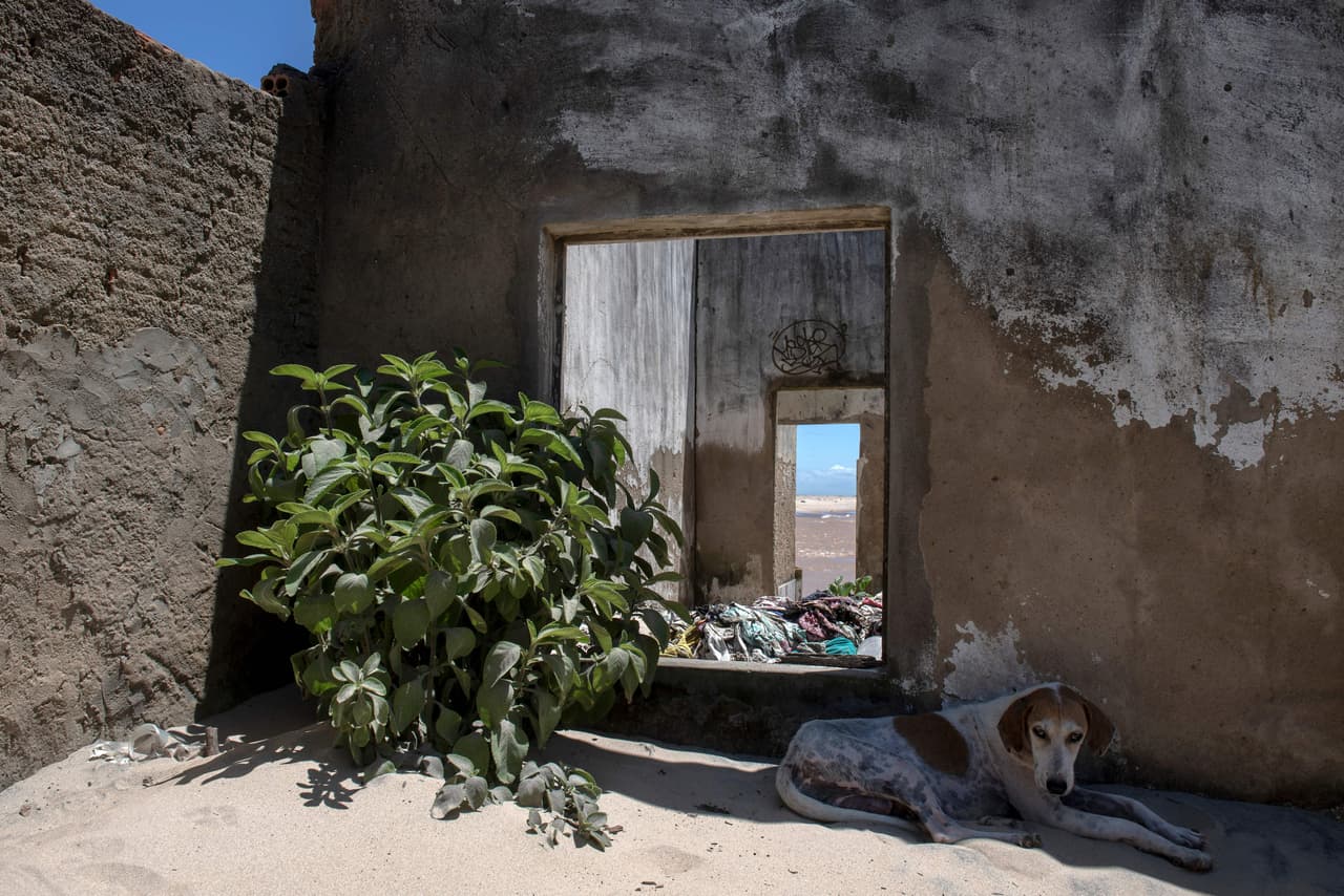 Al 'abuso' del río se suma la construcción de casas en la costa, que elimina la primera línea de defensa natural: las dunas de arena y la vegetación. 
<b>Sin esa protección, el mar fue mordiendo la superficie, dejando un cementerio sumergido de escombros y estructuras que tornó peligroso cualquier chapuzón</b> y ahuyentó a los turistas. 
<br>