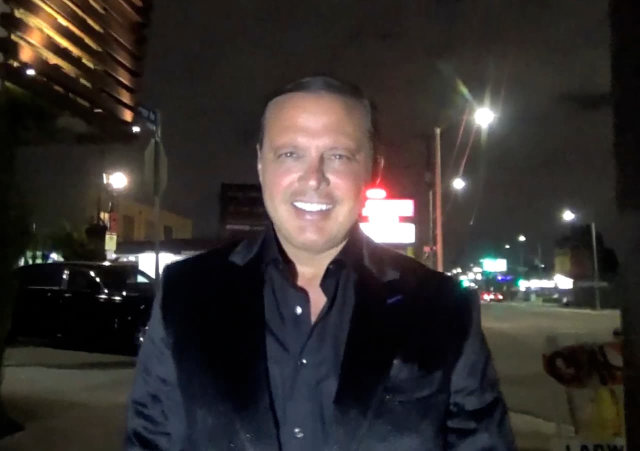 Luis Miguel fue captado con una misteriosa rubia en Los Ángeles esta semana. La pareja cenó en el restaurante Providence, en el que un menú con maridaje tiene un costo de 365 dólares por persona. El cantante se mostró de muy buen humor al llegar en su Rolls Royce negro. Mientras él hizo bromas con los paparazzi, su nueva conquista intentó caminar discretamente fuera de cuadro.