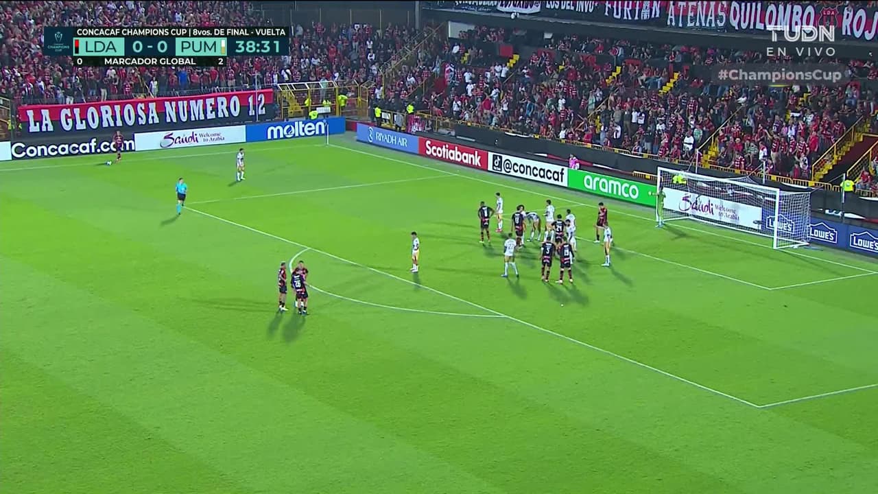 ¡GOL!  anota para Alajuelense. Diego Campos