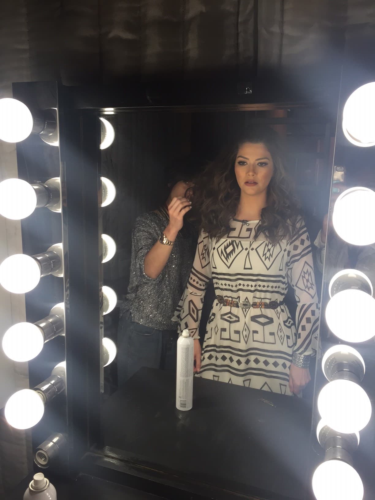 Una retocadita detrás de cámaras. ¡Ana siempre bella y a la moda!