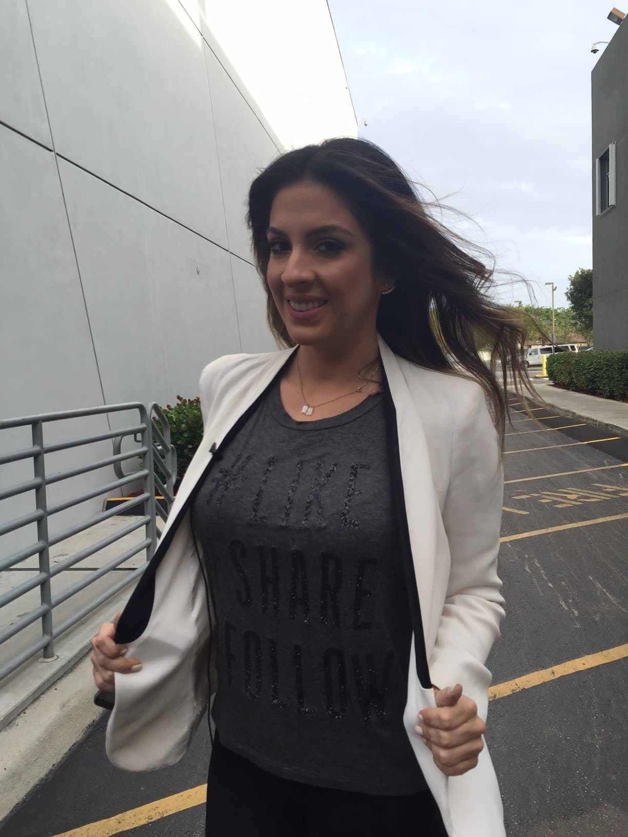 Maity Interiano también llegó robando cámara.