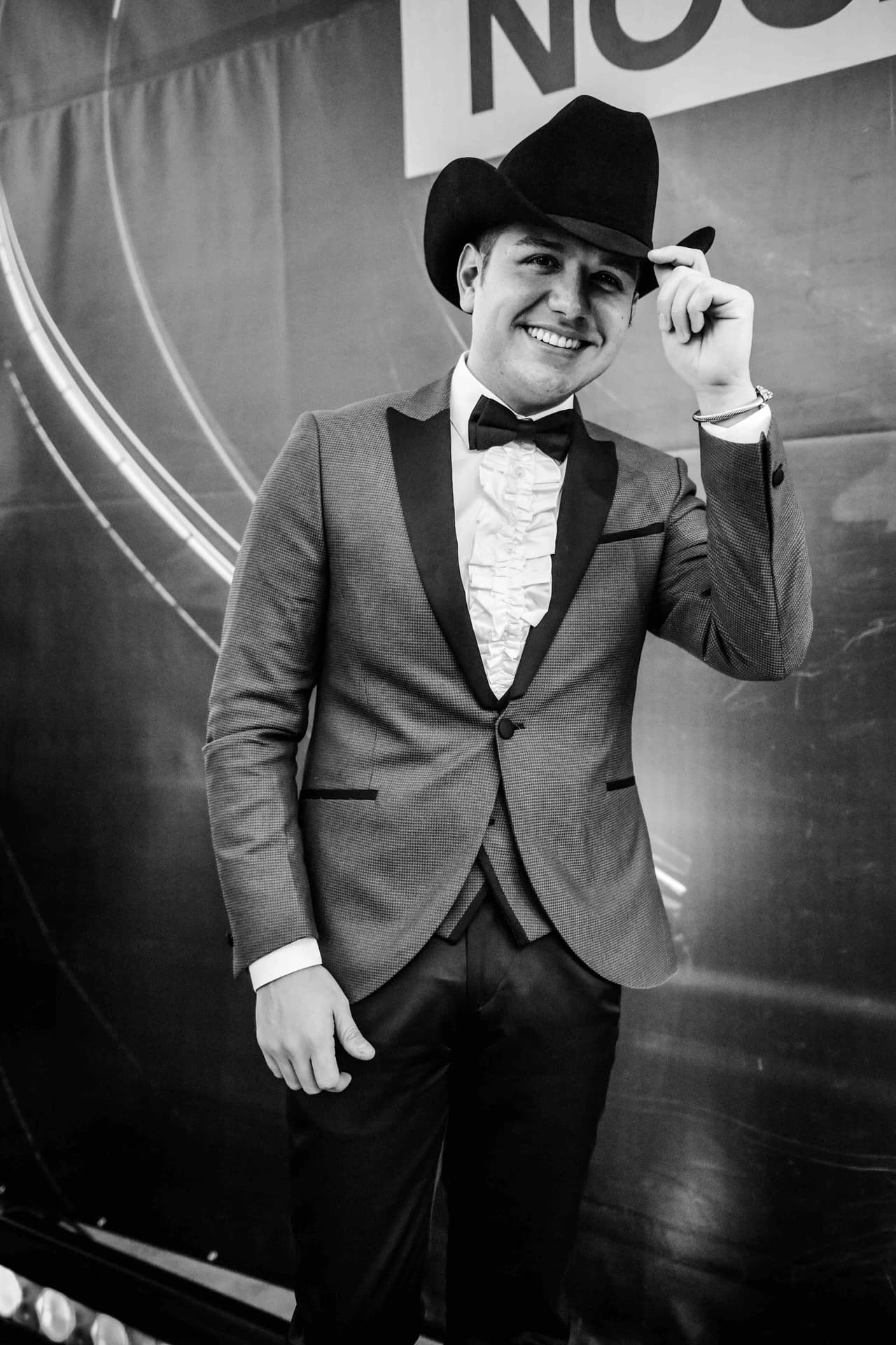 Dos de las prendas que más le caracterizan son 
<b>los sombreros y las botas: "Los uso desde que tengo tres años.</b> Asi es que soy el único que sabe cómo diseñarlos".