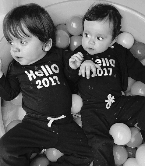 Máxima y León se convirtieron en el quinto y sexto hijo para Jorge Salinas, mientras que para Elizabeth significaron su debut como mamá por partida doble.