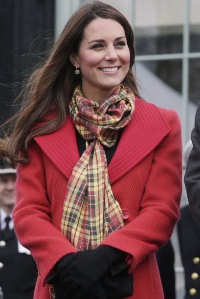 Este es un muy buen ejemplo de que un accesorio hace la diferencia. Elige un atuendo simple y agrégale una mascada, te verás fabulosa con muy poco.